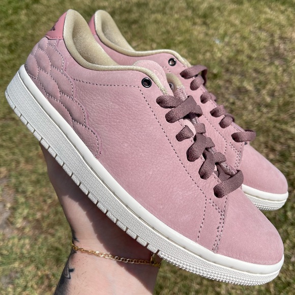 Nike Shoes - NIKE AIR JORDAN 1 LOW COURTE PINK